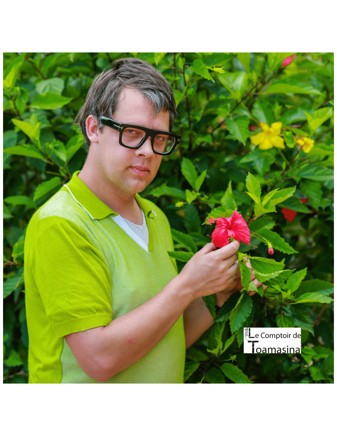 Arnaud dans une plantation d'hibiscus