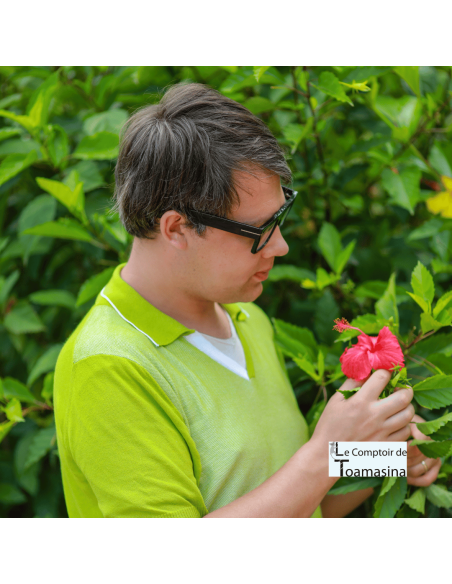 Arnaud dans une plantation d'hibiscus