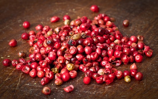 Uso de bagas cor de rosa na culinária